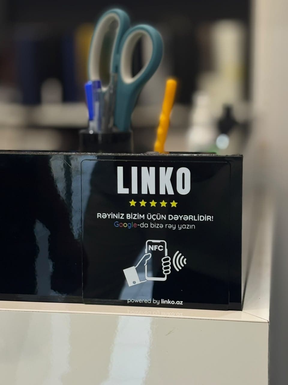İş masasında Linko stendi