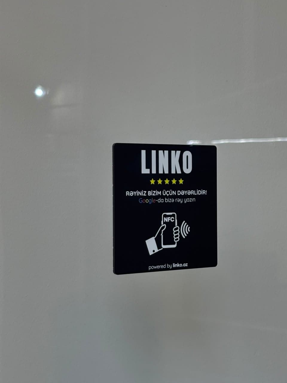Şüşə səthdə Linko stendi
