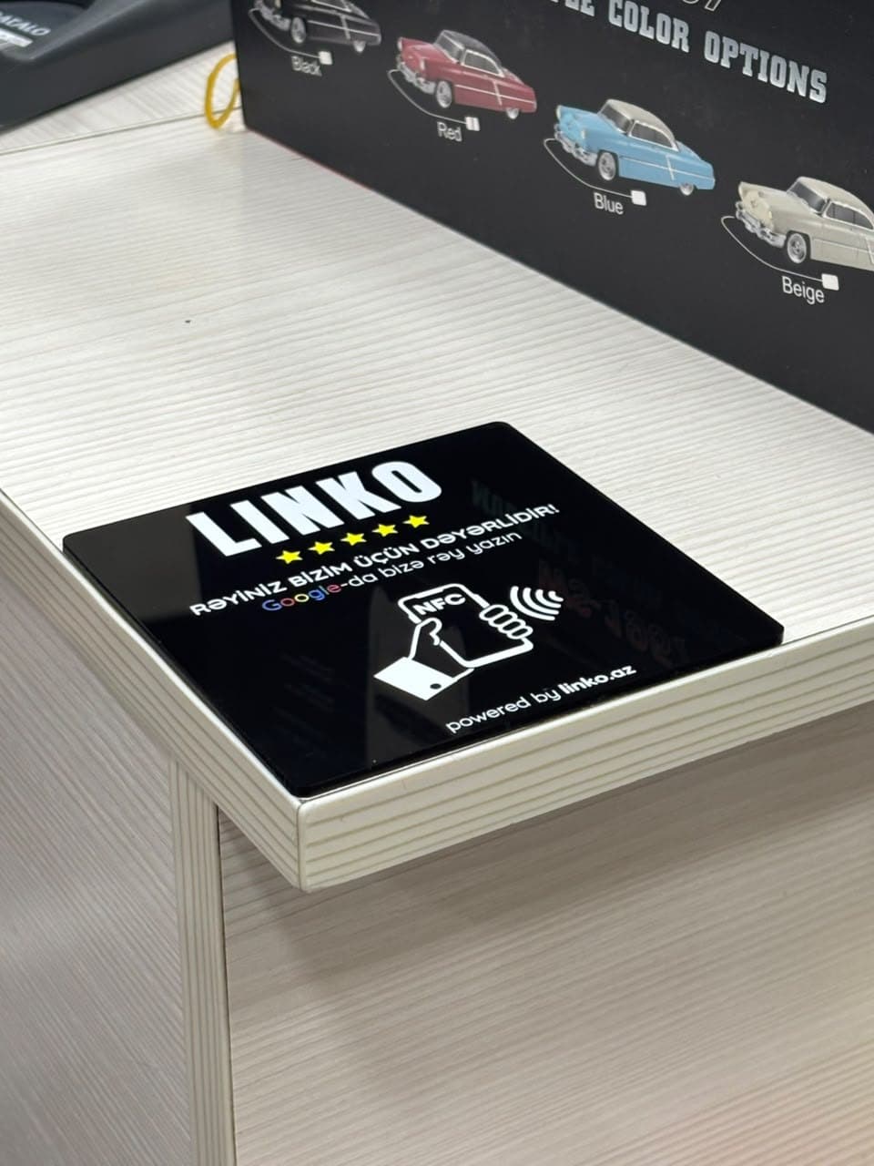 Ağ masa üzərində Linko stendi